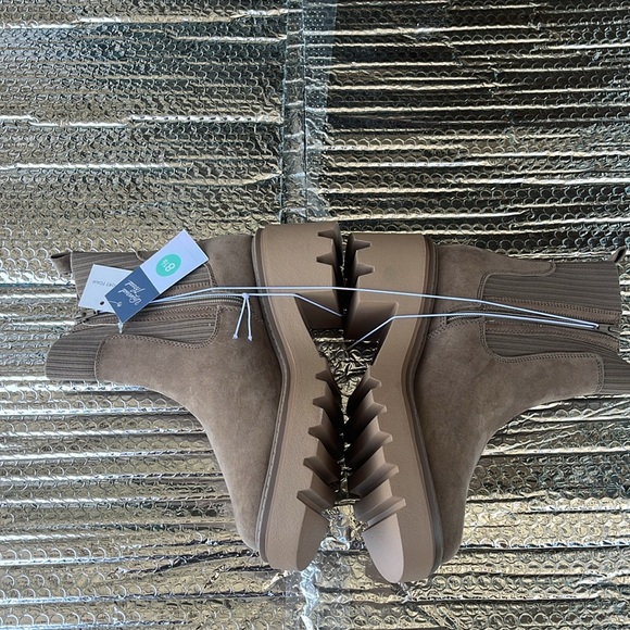 New Woman’s  Tan Suede Chelsea Boots - Picture 2 of 6